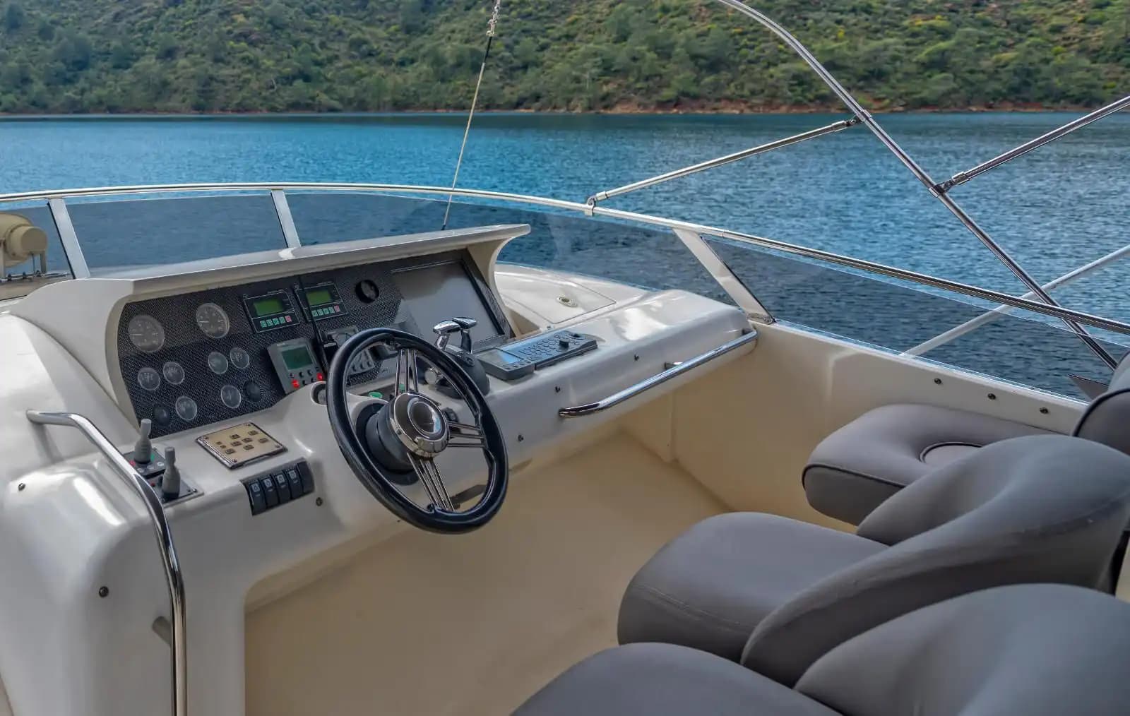 River S Motor Yacht 3
