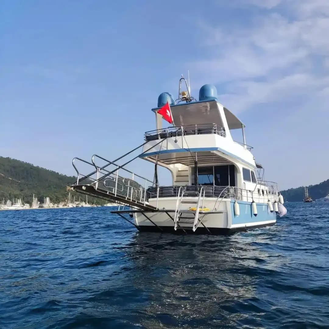 Sunset Motor Yacht 3